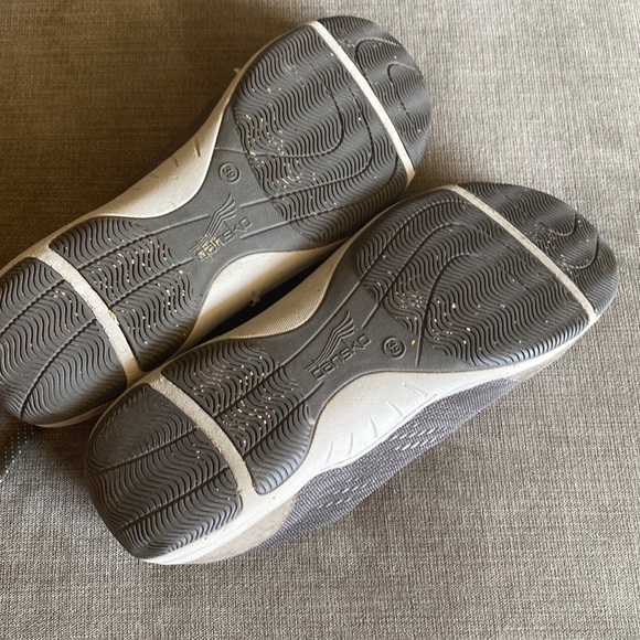 Dansko walking shoe. - Picture 2 of 3